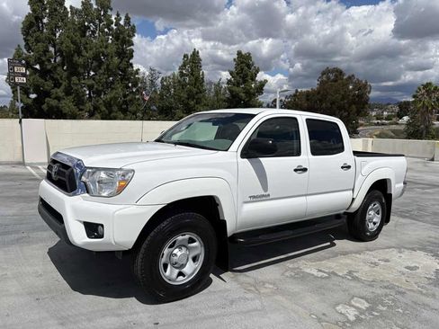 Used 2015 Toyota Tacoma PreRunner w/ SR5 Package image 2