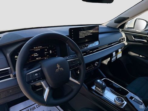 New 2026 Mitsubishi Outlander SE image 9