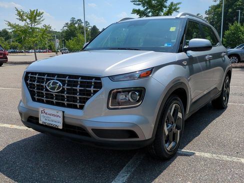 Used 2025 Hyundai Venue SEL FWD image 8