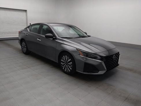 Used 2025 Nissan Altima 2.5 SV FWD image 11