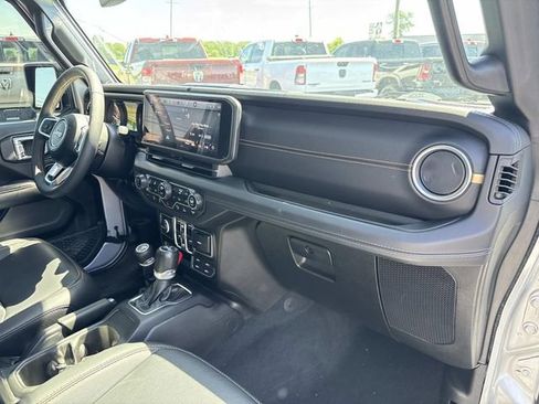 Used 2024 Jeep Wrangler Unlimited Sahara w/ Technology Group AWD/4WD image 32