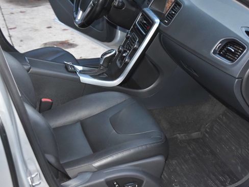 Used 2015 Volvo V60 T5 Premier image 38