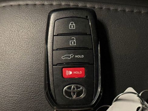 Used 2022 Toyota Corolla Cross XLE w/ Convenience Package image 16