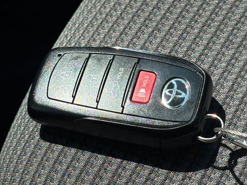 Used 2025 Toyota Highlander LE FWD image 22