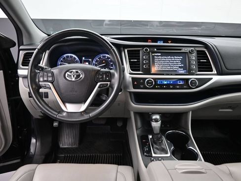 Used 2019 Toyota Highlander XLE AWD/4WD image 11