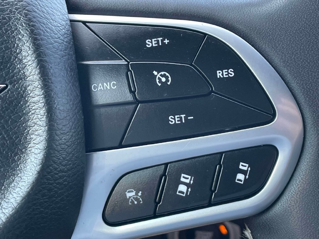 Used 2025 Chrysler Pacifica Select FWD image 30