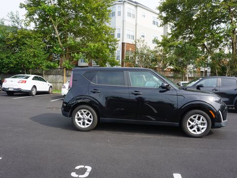 Used 2023 Kia Soul LX w/ LX Technology Package FWD image 3