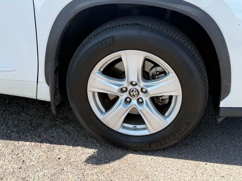Used 2023 Toyota Highlander LE AWD/4WD image 7