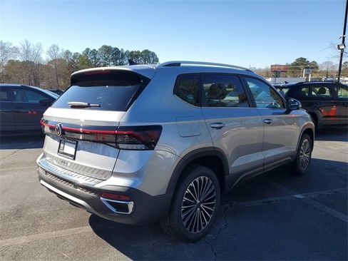 New 2026 Volkswagen Taos SE image 4