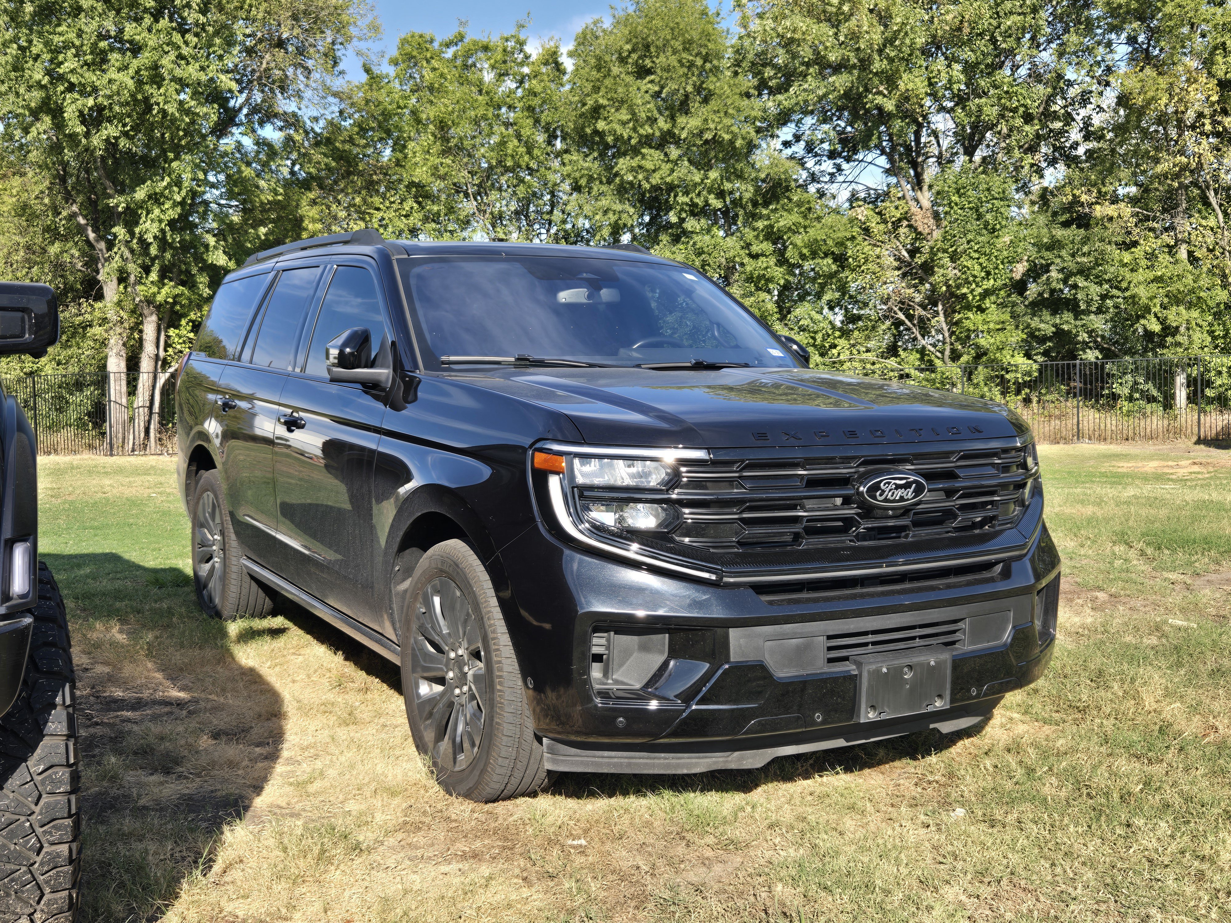 Used 2025 Ford Expedition Platinum w/ Stealth Appearance Package AWD/4WD image 1