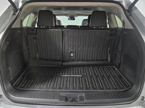 Used 2025 Toyota Highlander Limited FWD image 28