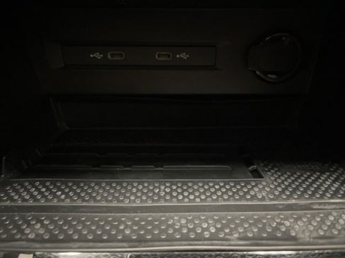 Certified 2025 Volkswagen Taos SE w/ Panoramic Sunroof Package image 21