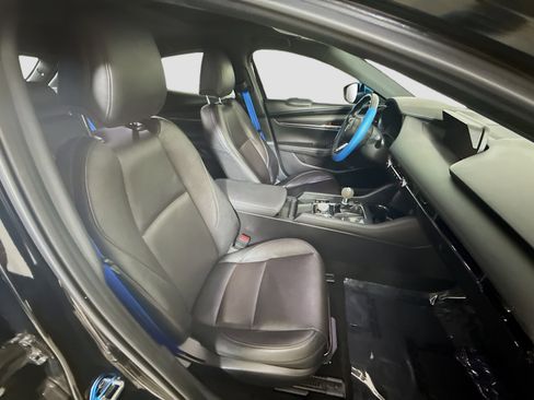 Used 2020 MAZDA MAZDA3 Hatchback w/ Premium Package image 29