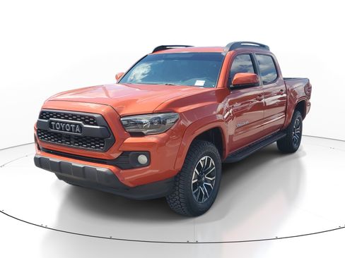Used 2017 Toyota Tacoma SR5 w/ Tow Package RWD image 4