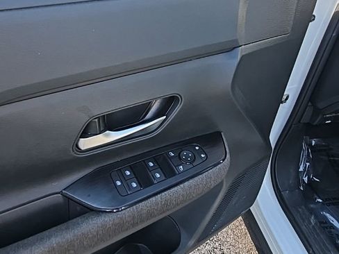 Used 2025 Nissan Kicks SV image 11