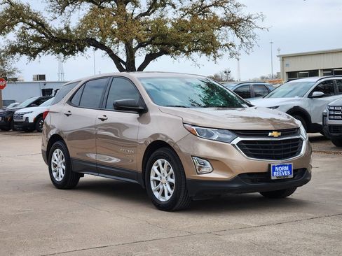 Used 2018 Chevrolet Equinox LS image 3