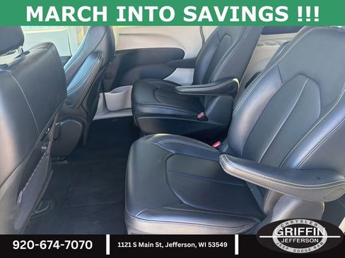 Used 2024 Chrysler Pacifica Select image 17