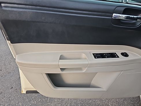 Used 2007 Chrysler 300 RWD image 13