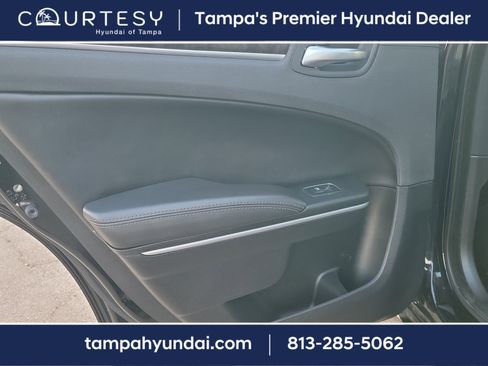 Used 2019 Chrysler 300 Limited image 8