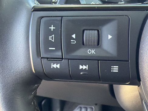 Used 2024 Nissan Pathfinder SL FWD image 15