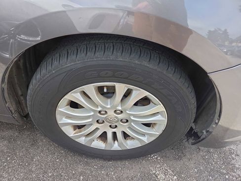 Used 2015 Toyota Sienna XLE w/ XLE Navigation Package FWD image 2