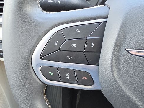 Used 2024 Chrysler Pacifica Touring-L FWD image 16