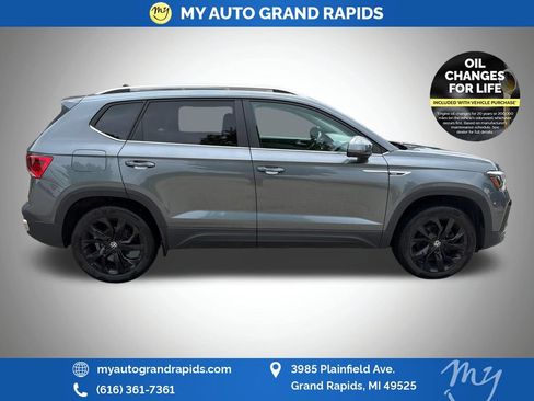 Used 2023 Volkswagen Taos SE w/ Panoramic Sunroof Package AWD/4WD image 8