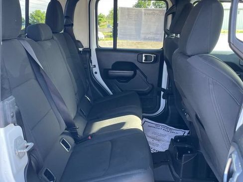 Used 2021 Jeep Gladiator Overland AWD/4WD image 12