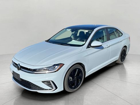 New 2025 Volkswagen Jetta SE image 3