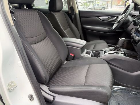Used 2017 Nissan Rogue SV w/ SV Premium Package AWD/4WD image 29