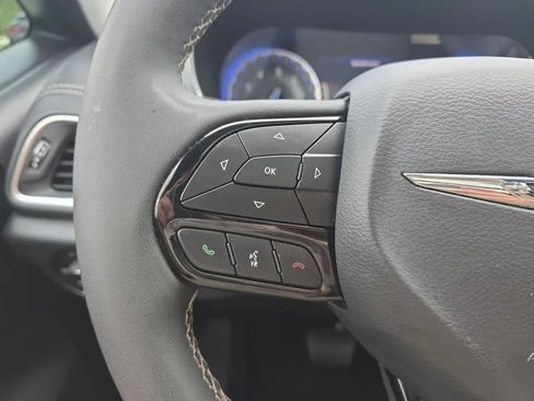 Used 2025 Chrysler Pacifica Limited FWD image 20