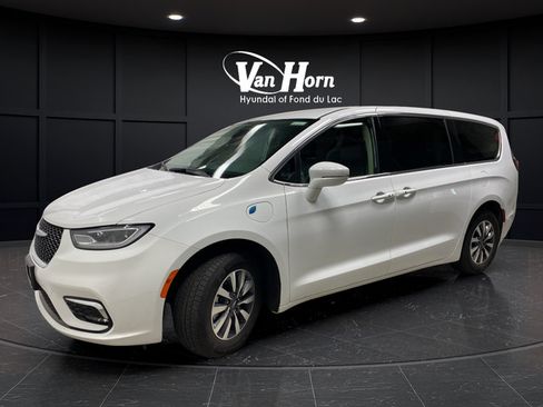 Used 2022 Chrysler Pacifica Touring-L FWD image 3