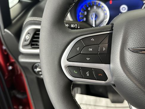 Used 2025 Chrysler Pacifica Select image 28