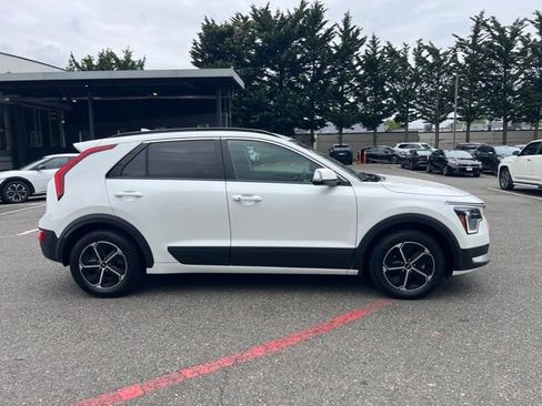 Certified 2023 Kia Niro EX FWD image 6