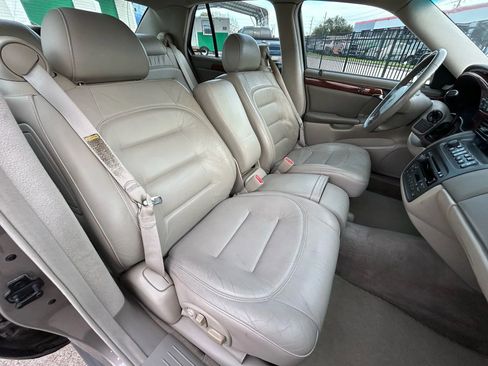 Used 2000 Cadillac De Ville Sedan w/ Comfort/Convenience Pkg image 12