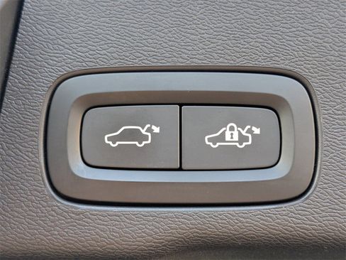 Used 2021 Volvo XC60 T8 R-Design w/ Advanced Package image 21