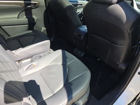 Certified 2020 Toyota Highlander Platinum AWD/4WD image 18