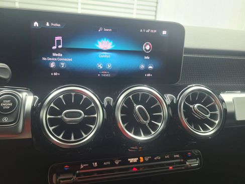 Used 2021 Mercedes-Benz GLB 250 4MATIC image 25