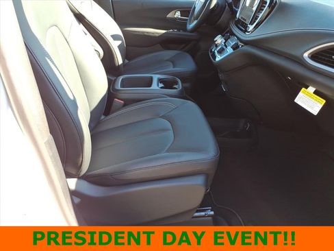 New 2026 Chrysler Pacifica Select image 9