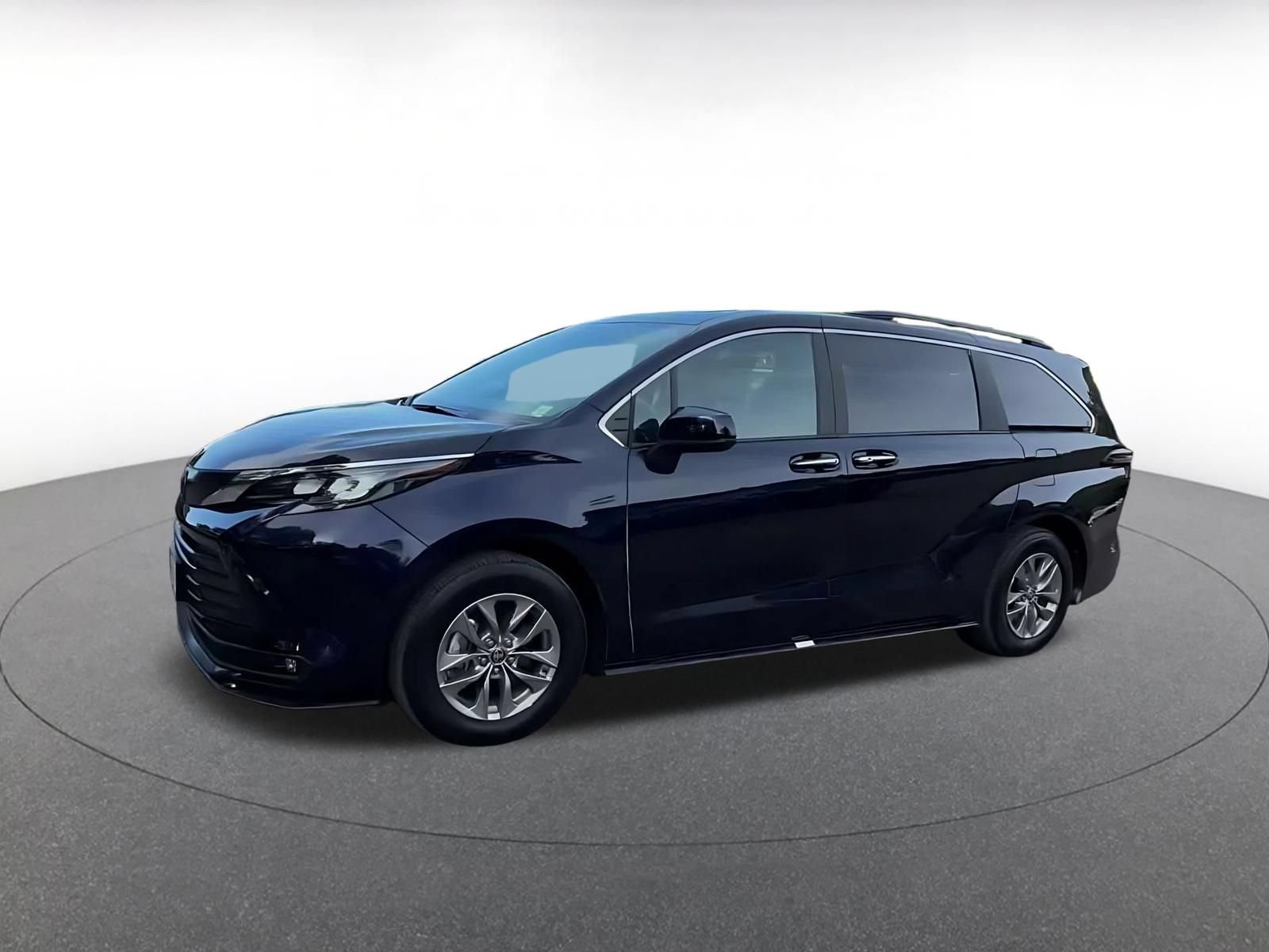 Used 2025 Toyota Sienna XLE FWD image 8