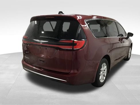 Used 2023 Chrysler Pacifica Touring-L image 13