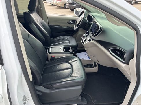 Used 2022 Chrysler Pacifica Touring-L image 19