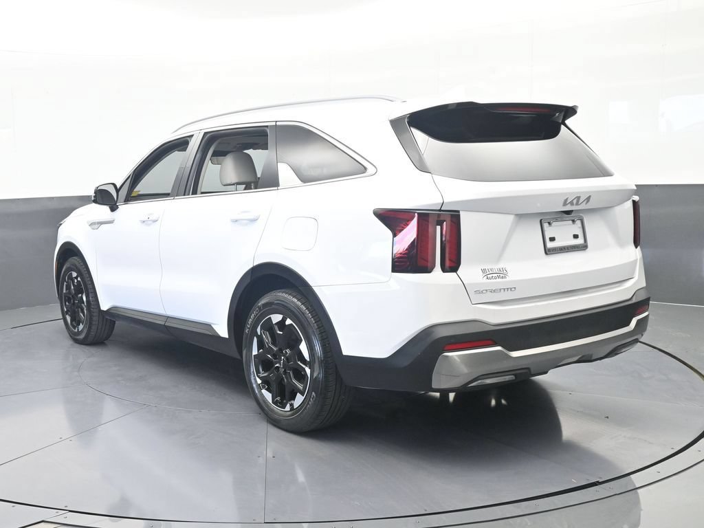 Used 2024 Kia Sorento S w/ Panoramic Sunroof Package FWD image 4