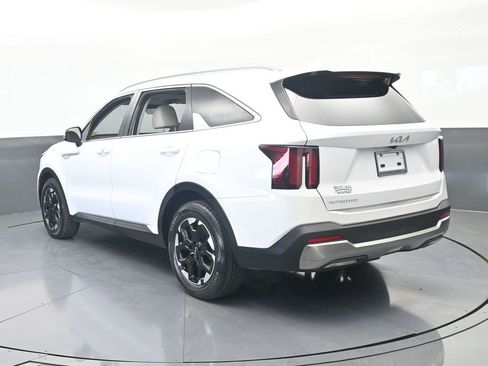 Used 2024 Kia Sorento S w/ Panoramic Sunroof Package FWD image 4