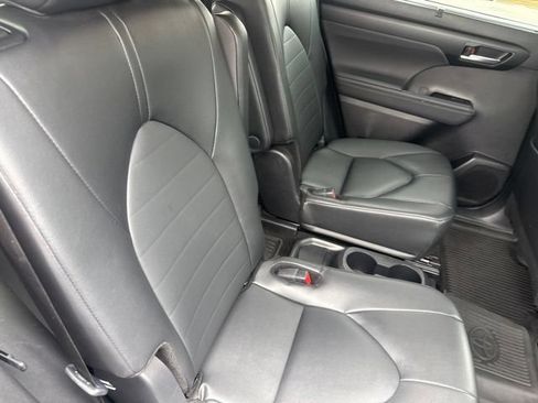 Used 2025 Toyota Highlander XLE FWD image 18