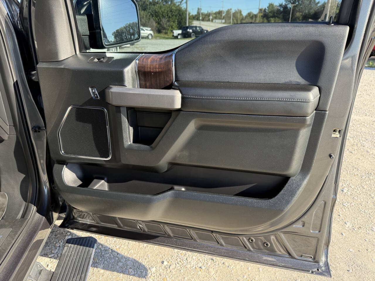 Used 2017 Ford F150 Platinum w/ Equipment Group 701A Luxury AWD/4WD image 17