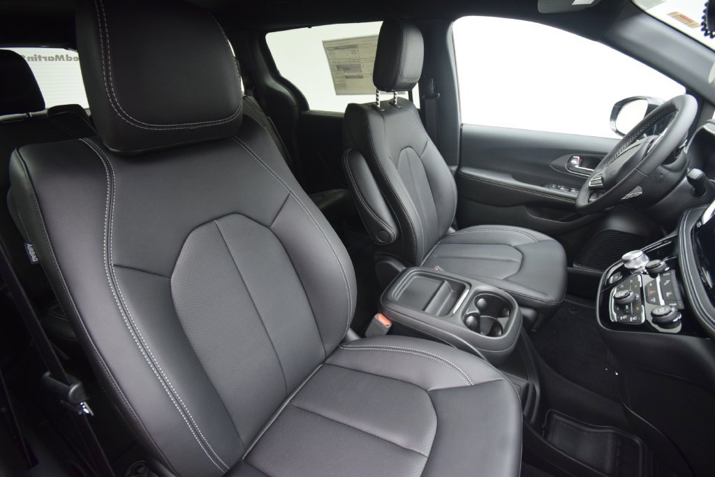 New 2027 Chrysler Pacifica Select AWD/4WD image 16