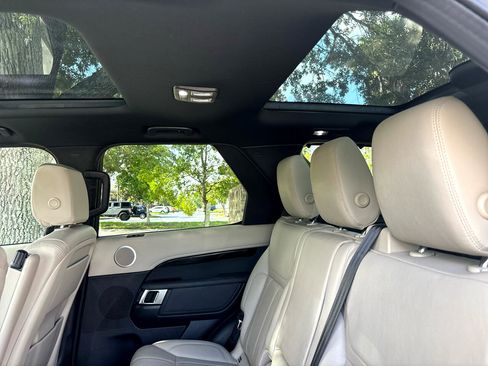 Used 2020 Land Rover Discovery SE image 40