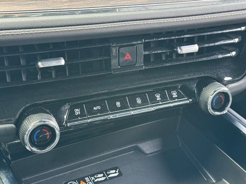 Used 2025 Chevrolet Suburban Premier image 30