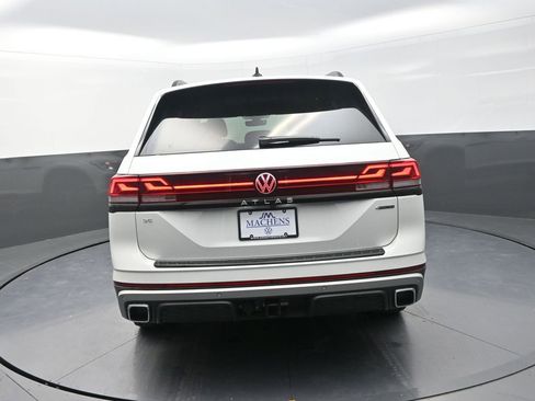 New 2026 Volkswagen Atlas Peak Edition image 9